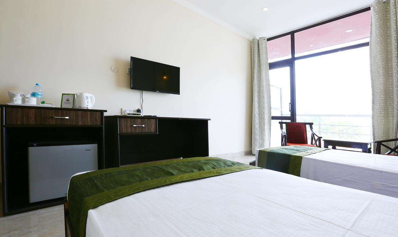 Treebo Blessing Bells Hotell Dehradun Eksteriør bilde
